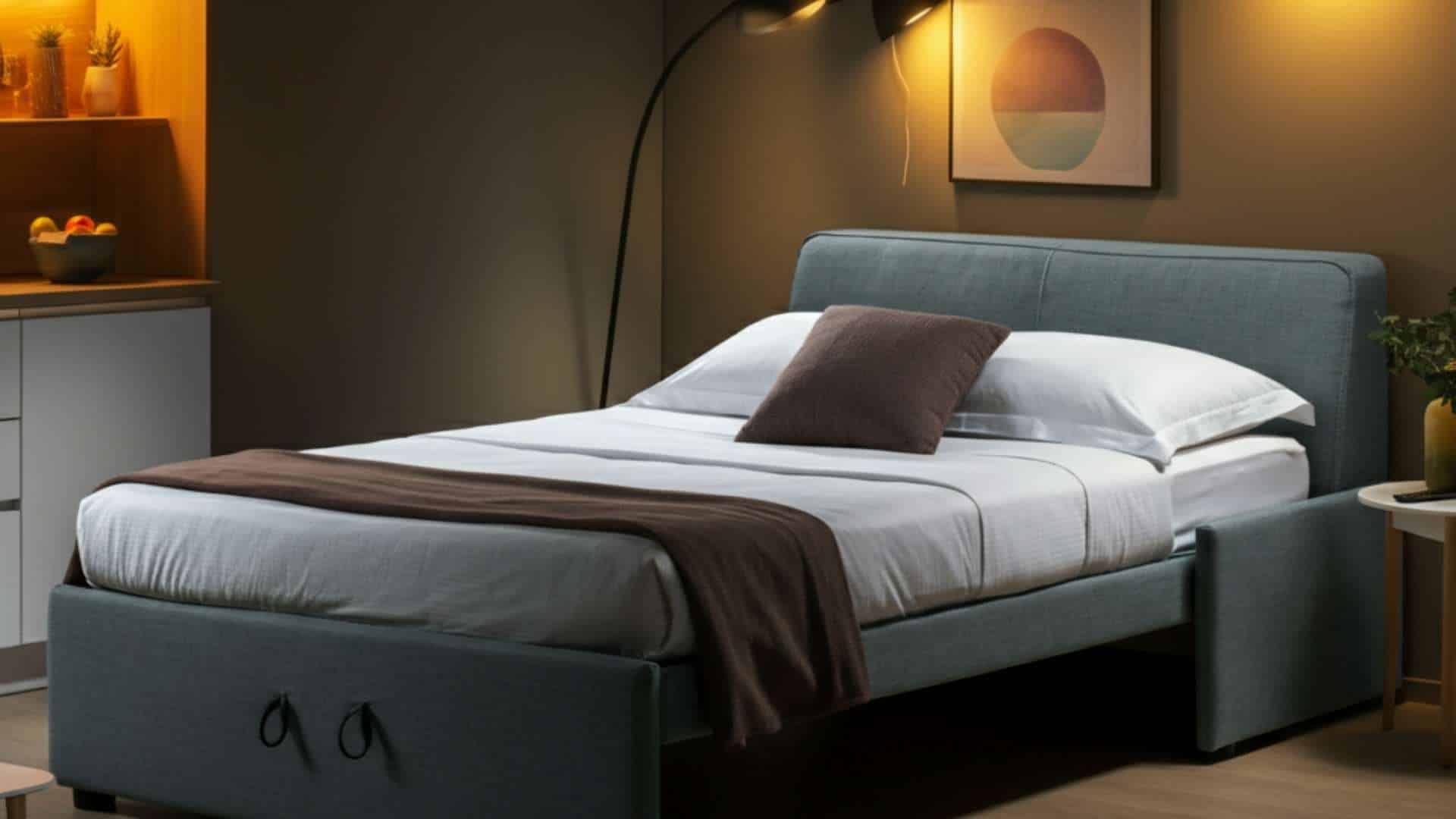 Canapé relax convertible dans un petit appartement, transformé en lit confortable pour la nuit.